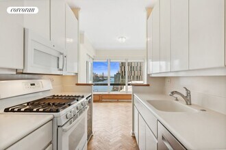 530 E 76th St in New York, NY - Foto de edificio - Building Photo