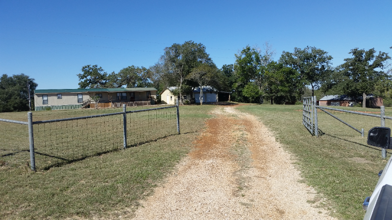 1714 Co Rd 383 in Gonzales, TX - Building Photo