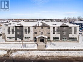 979 N Russell Rd in Russell, ON - Building Photo