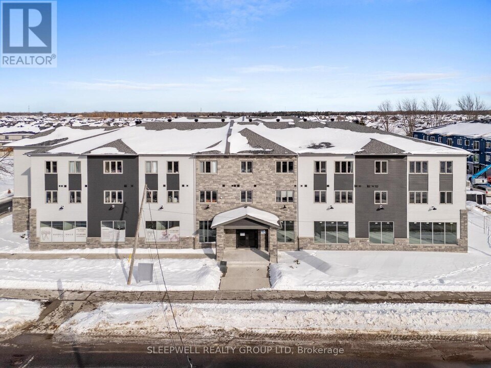 979 N Russell Rd in Russell, ON - Building Photo