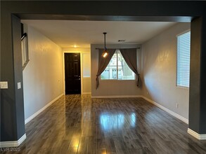 213 Summer Palace Way in Las Vegas, NV - Building Photo - Building Photo