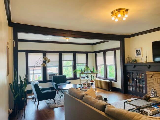 2517 W Gunnison St, Unit 3