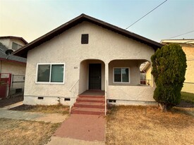 925 Calzona St in Los Angeles, CA - Building Photo