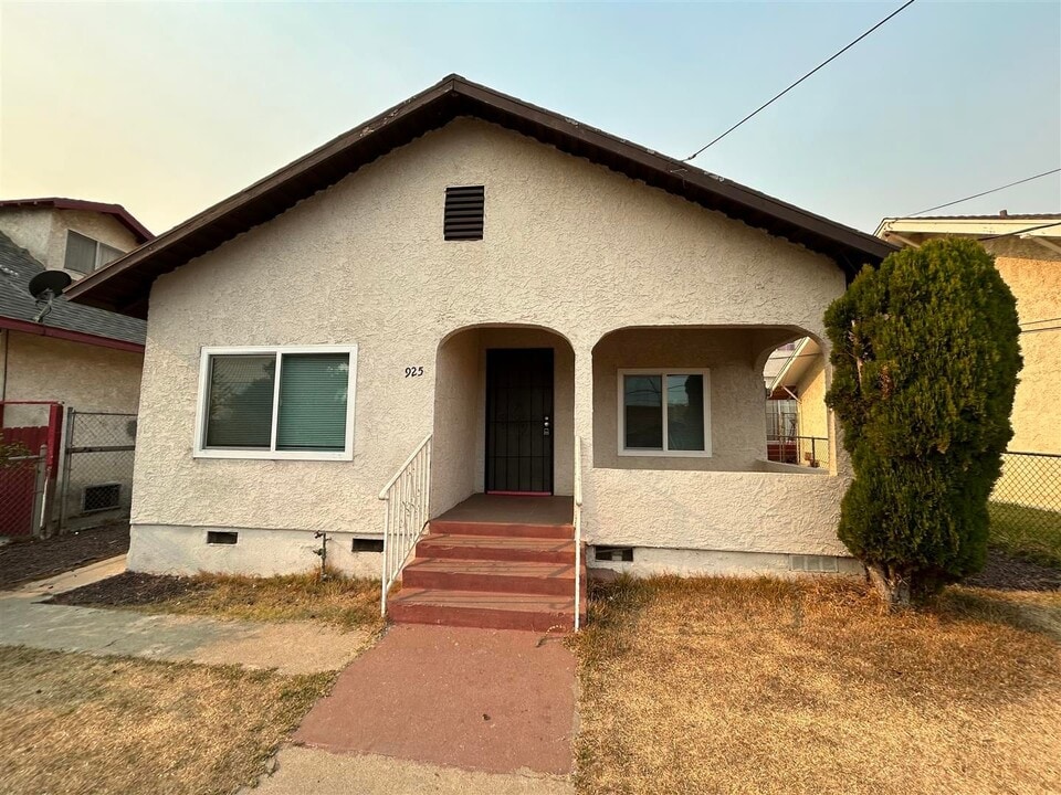 925 Calzona St in Los Angeles, CA - Building Photo