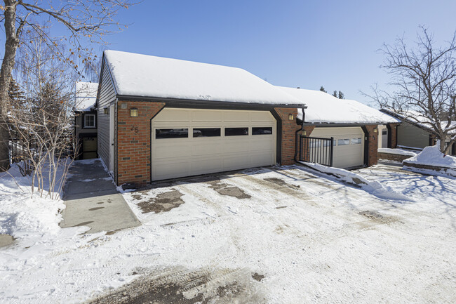 448 Strathcona Dr SW in Calgary, AB - Building Photo - Building Photo