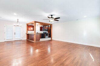 221 Woodvale Ave in Lafayette, LA - Foto de edificio - Building Photo