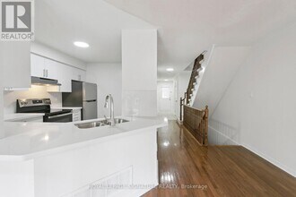 3150 Erin Centre Blvd in Mississauga, ON - Building Photo - Building Photo