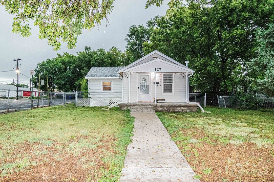 127 W 15th St in Junction City, KS - Building Photo