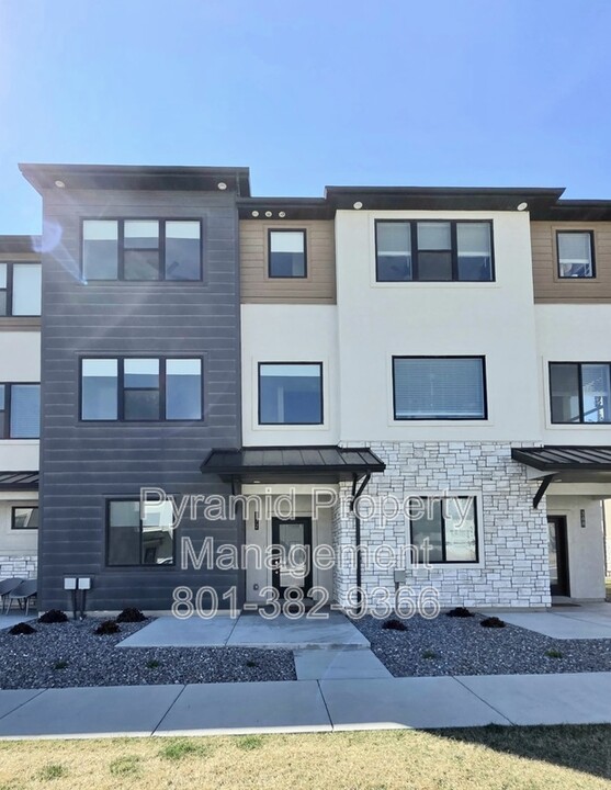 372 S 900 W in Highland, UT - Building Photo
