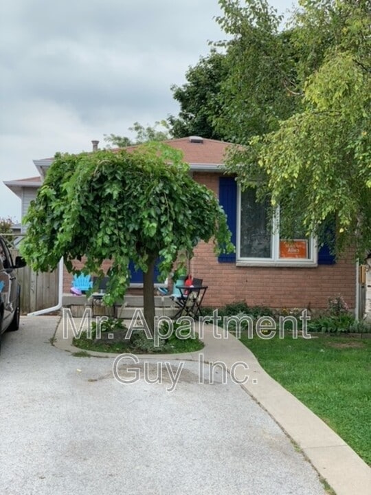 122 Ironwood Crescent in Hamilton, ON - Building Photo