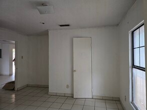 2016 S India Ave in Laredo, TX - Foto de edificio - Building Photo