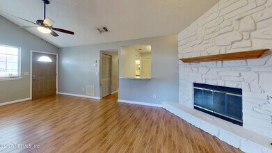 2530 Whispering Woods Blvd in Jacksonville, FL - Foto de edificio - Building Photo