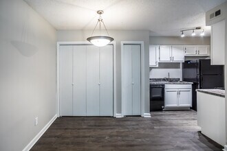 The Meadows Apartments in Memphis, TN - Foto de edificio - Interior Photo