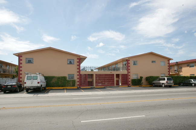 980 W 29th St in Hialeah, FL - Foto de edificio - Building Photo