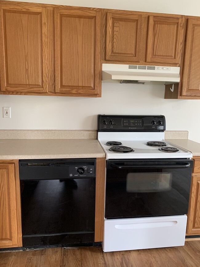 225 Railroad St, Unit Unit D in Urbana, OH - Building Photo - Building Photo