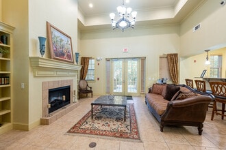 Pine Crest Apartments in Covington, LA - Foto de edificio - Lobby