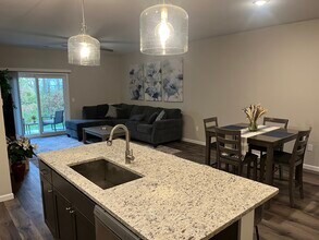 2087 Community Ln in Ontario, NY - Foto de edificio - Building Photo