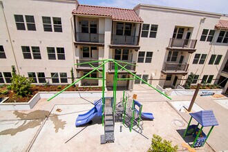 Veterans Park Apartments in Pomona, CA - Foto de edificio - Building Photo