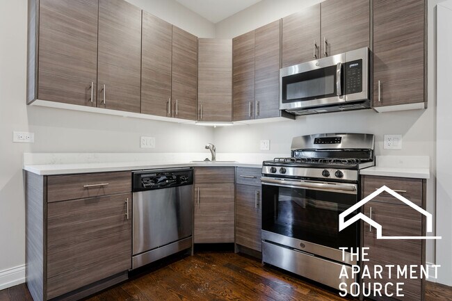 2945 W Diversey Ave, Unit 2e in Chicago, IL - Building Photo - Building Photo
