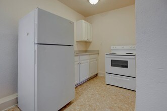 Brooke Hills in Kansas City, MO - Building Photo - Interior Photo