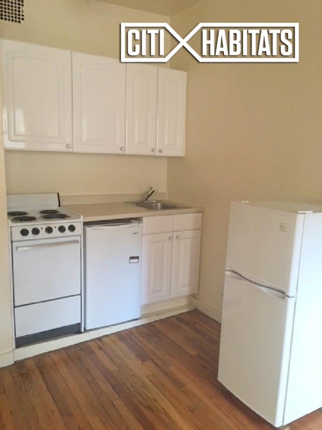 444 W 49th St-Unit -3A in New York, NY - Building Photo - Building Photo
