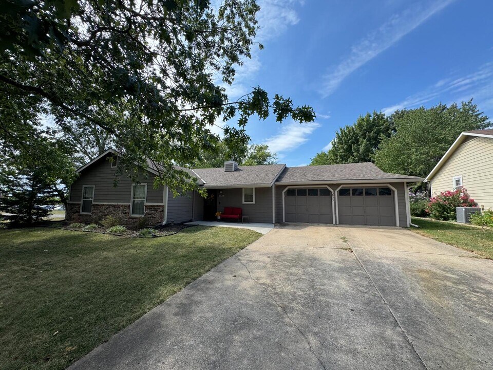 2925 Lawrence Ave in Lawrence, KS - Building Photo