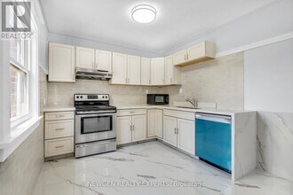 5765 Dorchester Rd in Niagara Falls, ON - Building Photo - Building Photo