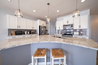 756 Stonegate Rd in Chanhassen, MN - Foto de edificio - Building Photo