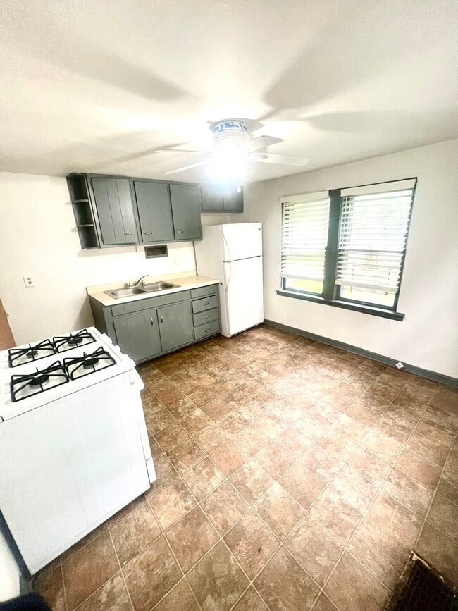 723 W Main St, Unit 1 in Decatur, IL - Foto de edificio - Building Photo
