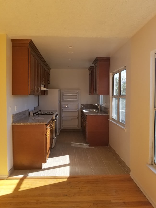7625 Willoughby Ave, Unit 11 in West Hollywood, CA - Building Photo - Building Photo