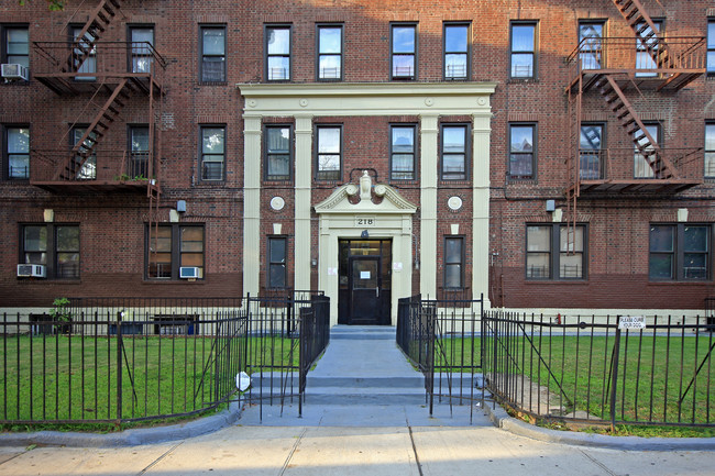 218 Linden Blvd in Brooklyn, NY - Building Photo - Building Photo