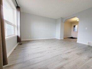3550 McLean Crescent SW in Edmonton, AB - Building Photo - Building Photo
