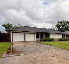 6211 Schevers St in Houston, TX - Building Photo