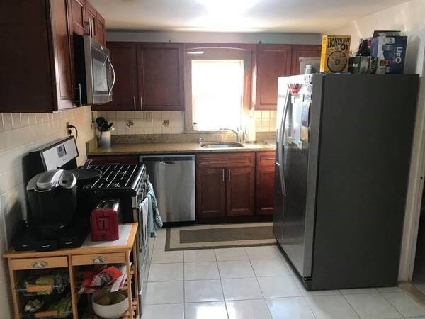 8 Starr Ln in Boston, MA - Building Photo