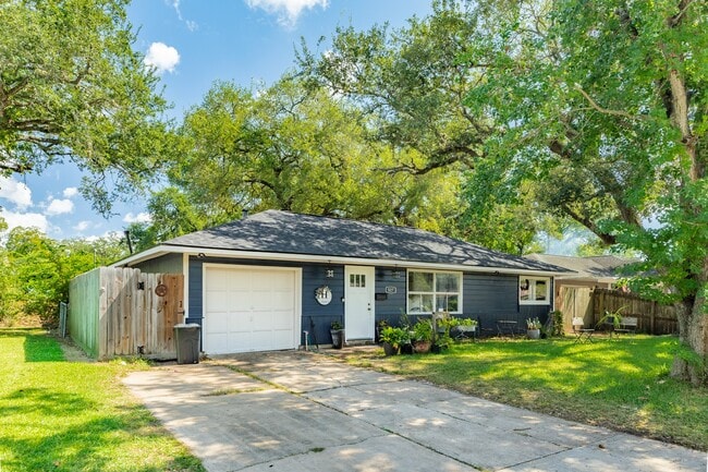 527 Gardenia St in Lake Jackson, TX - Building Photo - Building Photo