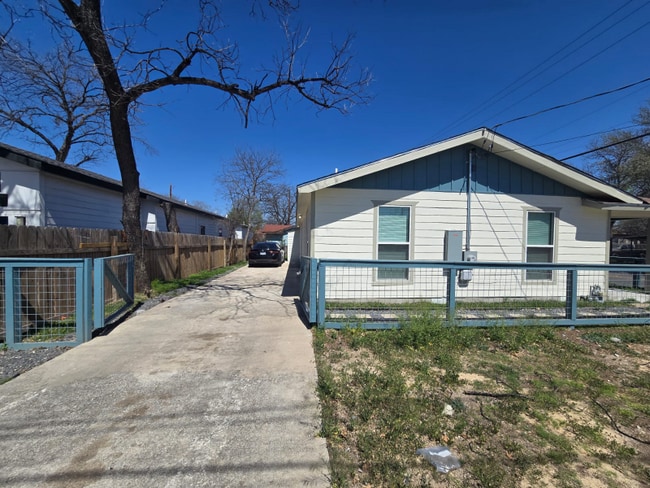 629 S Gevers St in San Antonio, TX - Foto de edificio - Building Photo