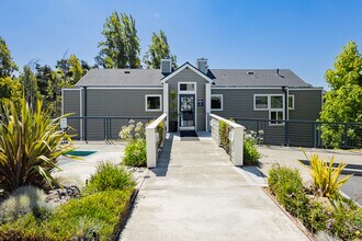 Hillcrest Apartment Homes in Hayward, CA - Foto de edificio - Building Photo
