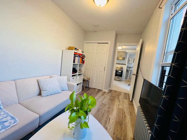 21-13 25th Rd in Queens, NY - Foto de edificio - Building Photo