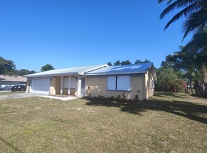 253 SE Verada Ave in Port St. Lucie, FL - Foto de edificio - Building Photo