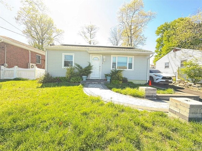 70 Round Hl Dr in Yonkers, NY - Building Photo - Building Photo
