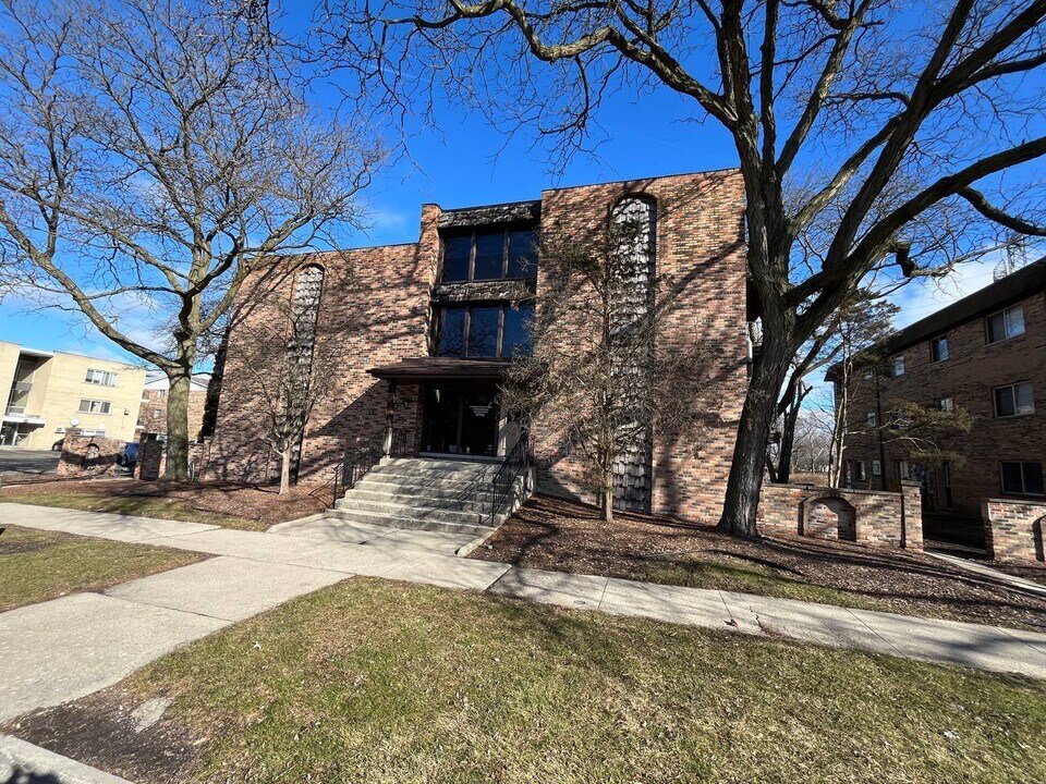 17745 Rosewood Dr in Lansing, IL - Building Photo