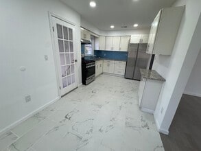 264 Middlesex Ave in Iselin, NJ - Foto de edificio - Building Photo