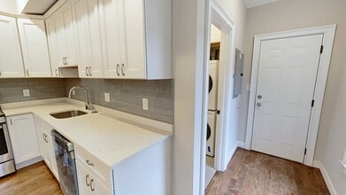 76 Cross St, Unit 2 in Somerville, MA - Foto de edificio - Building Photo