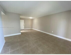 10431 N Kendall Dr, Unit D306 in Miami, FL - Foto de edificio - Building Photo