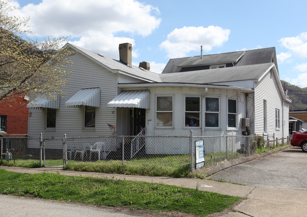 506 Ferry St in Montgomery, WV - Foto de edificio