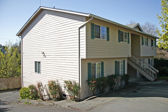 1918 SW Carolina St in Portland, OR - Building Photo - Building Photo