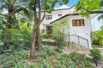 2449 S Bayshore Dr in Miami, FL - Foto de edificio - Building Photo