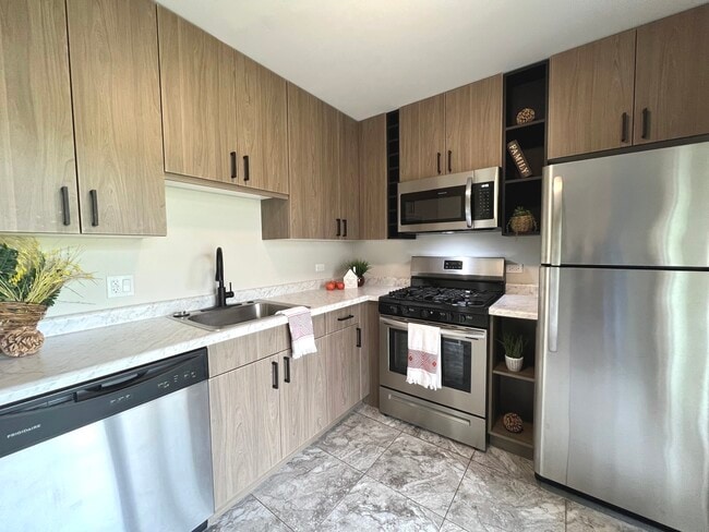 546 E Shag Bark Ln in Streamwood, IL - Building Photo - Building Photo