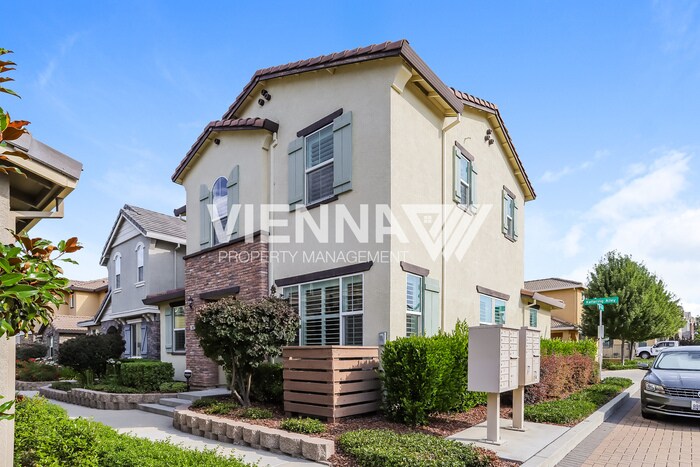 249 Rochdale St in Roseville, CA - Building Photo