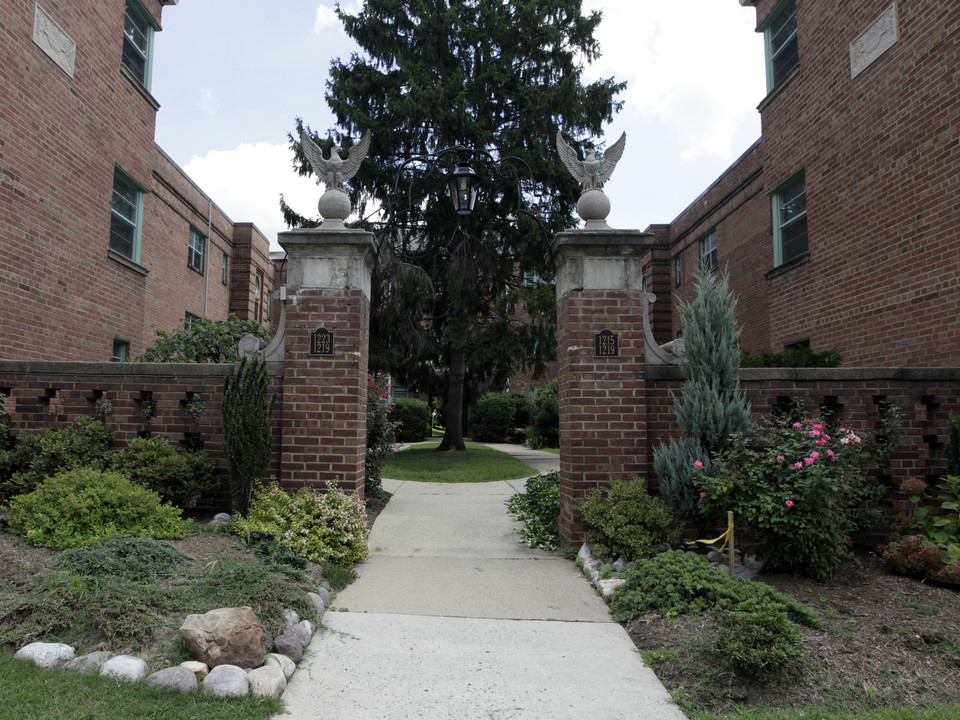 Wakefield Manor in Arlington, VA - Foto de edificio